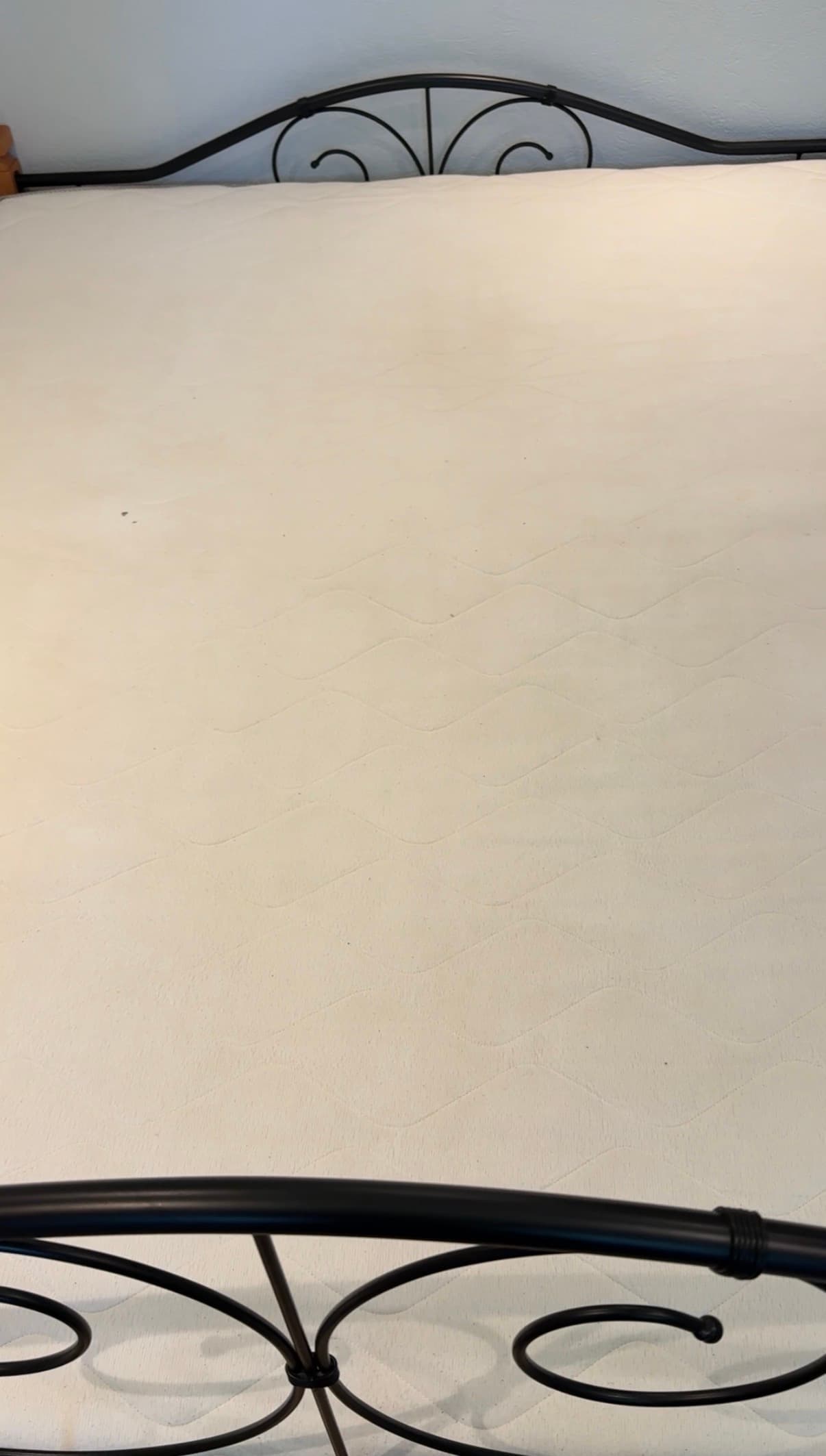 Sama madrats puhas ja ühtlase heleda tooniga pärast professionaalset puhastust