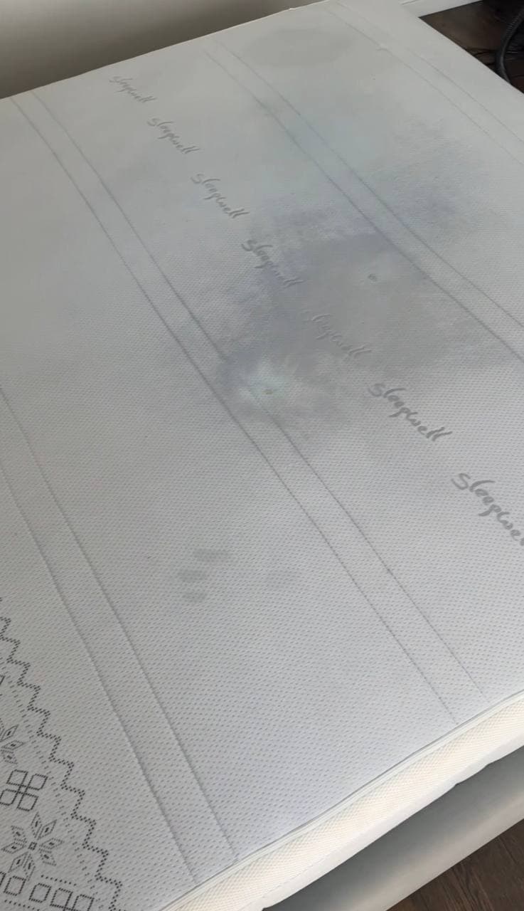 Valge madrats halli niiskusplekiga keskel enne keemilist puhastust