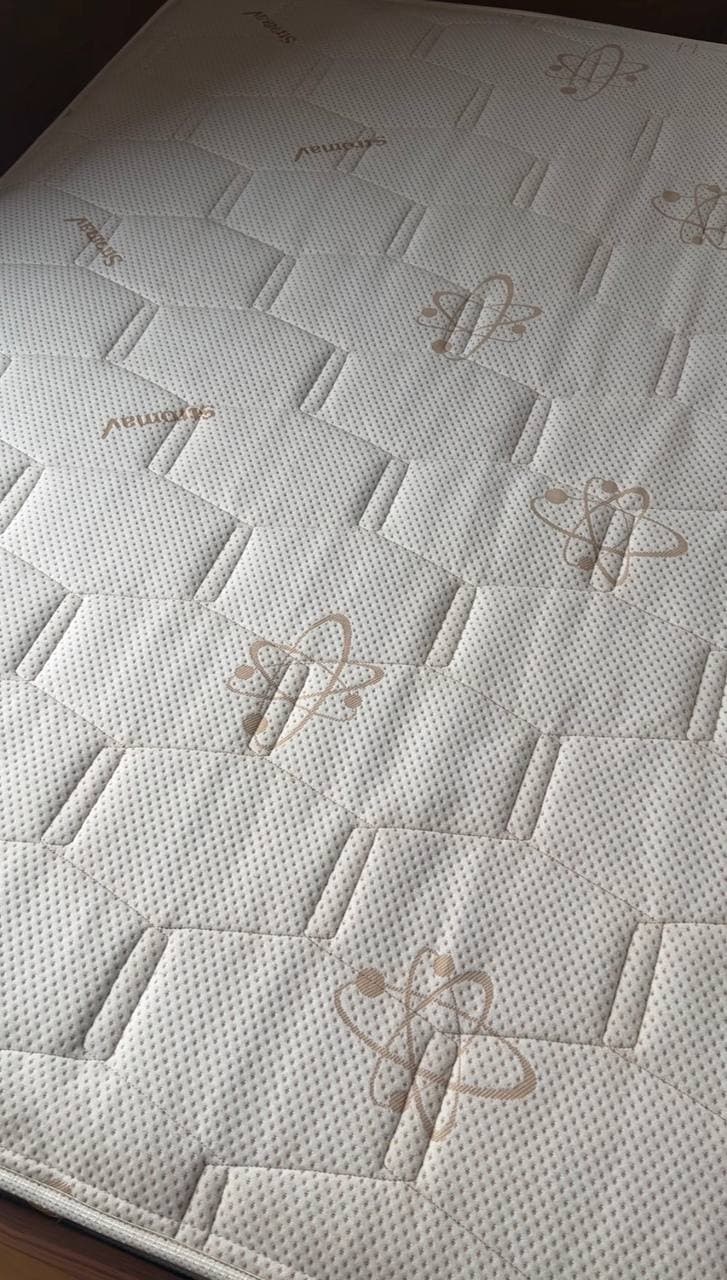 Kreemikas madratsikaitse puhas ja ühtlase pinnaga pärast puhastust